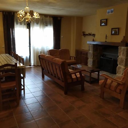 Villa Viv. De Uso Turistico Fuente El Tejo - Casa Ana à Burgohondo Extérieur photo